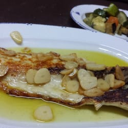 El Almejero - Lubina a la espalda. Fresca. Bien hecha (quizás un poco de más).  Con una guarnición de patatas y verduras asadas.