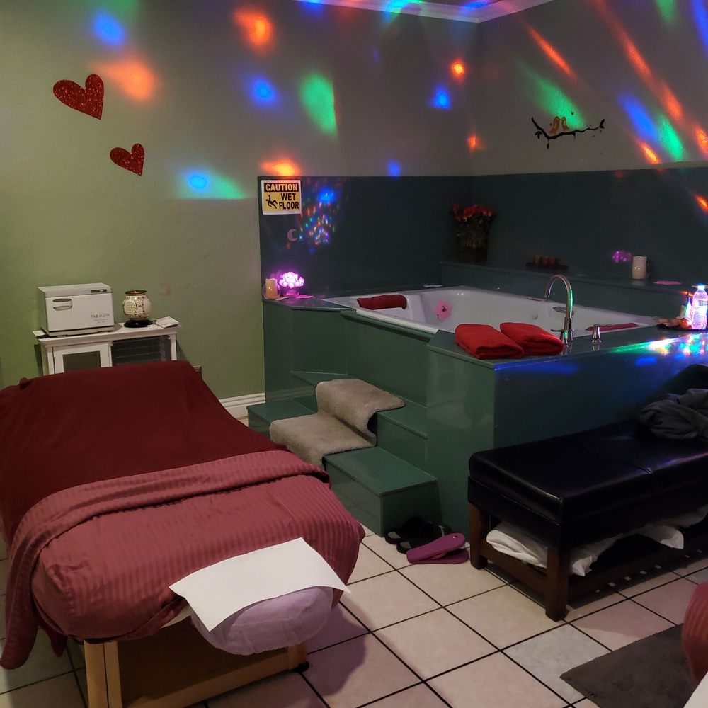 Couples massage/ hydrotherapy room