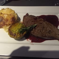 Le 912 - Magnifique pièce de bœuf, sauce oignon rouge, servi avec un bon vin ! À goûter !