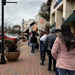 Blaze Pizza - $3.14 Pie day long line