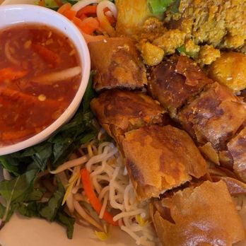 Patê Vietnamese Cuisine - Vermiceli/ Bún 2 Toppings With chicken and egg rolls - Vietnamese Near Me - Honolulu, Hawaii Patê Vietnamese Cuisine - Vermiceli/ Bún 2 Toppings With chicken and egg rolls - Vietnamese Near Me - Honolulu, Hawaii