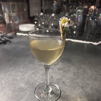 Drink Well - Cute daisy on the rim - Gastropubs Near Me - Austin, Texas