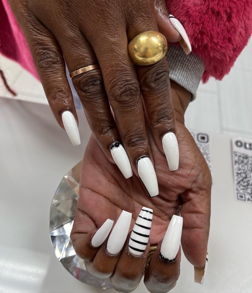 Lan's Nails & Spa Logo