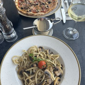 Villa Medici - Mushroom pizza (back) linguini Al tartufo (front) - Italian Near Me - Carvoeiro, 08 Villa Medici - Mushroom pizza (back) linguini Al tartufo (front) - Italian Near Me - Carvoeiro, 08