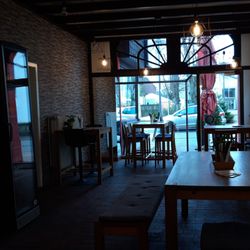 Pizzeria Adria - Blick zum Eingang (natürlich mit Gegenlicht)