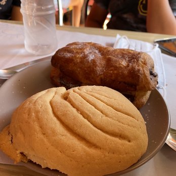 Pan AM - Una Conchita y croissant de chocolate - Bakeries Near Me - Oaxaca, OAX Pan AM - Una Conchita y croissant de chocolate - Bakeries Near Me - Oaxaca, OAX
