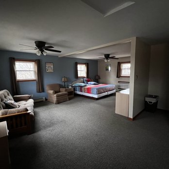 Little Bluff Inn - Very large and clean room - king suite - Hotels Near Me - Trempealeau, Wisconsin