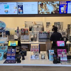 Auntie Anne's & Cinnabon - Inside