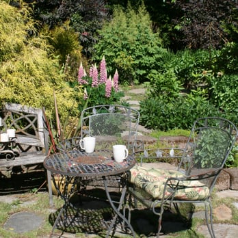 Viewmont Manor B & B - backyard garden - Bed & Breakfast Near Me - Bellingham, Washington Viewmont Manor B & B - backyard garden - Bed & Breakfast Near Me - Bellingham, Washington