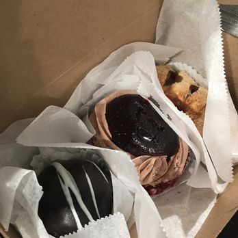 Mike's Pastry - Boston Cream Puff, Raspberry roll, and apple turnover - Bakeries Near Me - Boston, Massachusetts Mike's Pastry - Boston Cream Puff, Raspberry roll, and apple turnover - Bakeries Near Me - Boston, Massachusetts