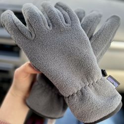 Patagonia Outlet Santa Cruz - Synchilla Fleece Gloves in Forge Gray~ These durable gloves have kept us warm on rainy/cold days!