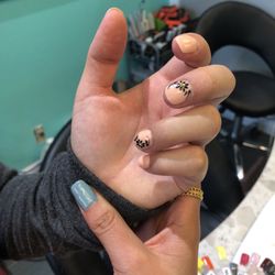 D&A Nail Bar - Love their designs. Great service.