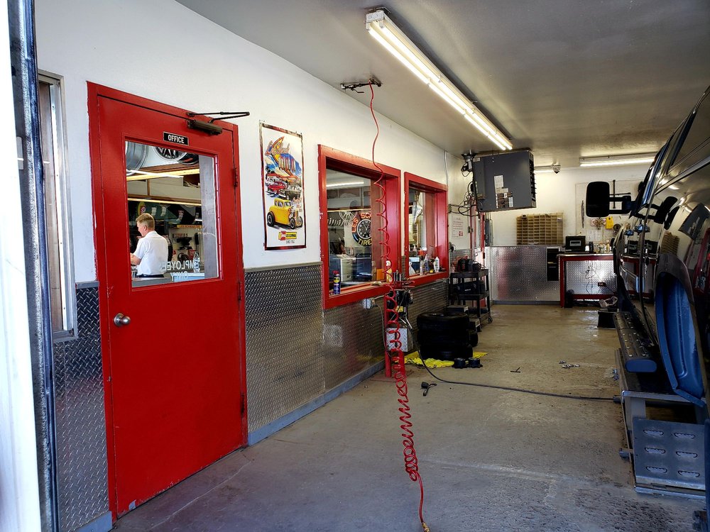 LES SCHWAB TIRE CENTER Updated September 2024 26 Reviews 210