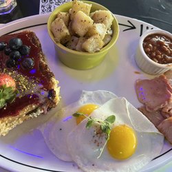 L'Avenue - L'indécis: 2 œufs plein air, jambon sur l'os et pain doré fourré à la crème de pistache et coulis de framboises