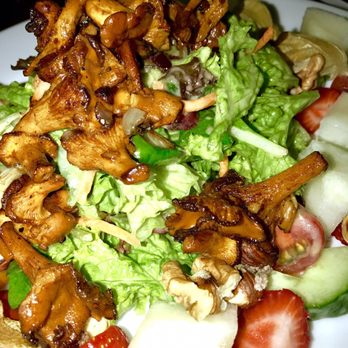 Gedankengut - Salat mit Pfifferlingen und Nüssen und Erdbeeren und Melone und Senf-Honig-Dressing - sehr sehr lecker - Bars Near Me - Cologne, NW