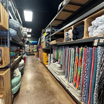 Hollywood Feed - Pet Stores Near Me - Cumming, Georgia