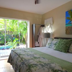 Suite Dreams Inn By the beach - Large Bedrooms Open to Pool & Sundeck