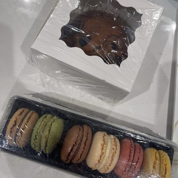 The Queen Bakery - Macaroons and blueberry muffin - Bakeries Near Me The Queen Bakery - Macaroons and blueberry muffin - Bakeries Near Me