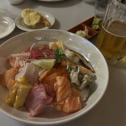 Chirashi sushi
