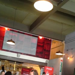 Salumeria Central - A decoração mistura empório rural com painéis para exibição de videoarte