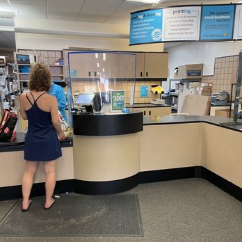 The UPS Store - Desk - Shipping Centers Near Me - Chicago, Illinois