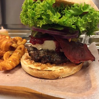 Musty Burger - SPEZIAL BURGER mit fr.Ziegenkäse,Beef Bacon und Preiselbeergelee - Burgers Near Me - Berlin, BE Musty Burger - SPEZIAL BURGER mit fr.Ziegenkäse,Beef Bacon und Preiselbeergelee - Burgers Near Me - Berlin, BE