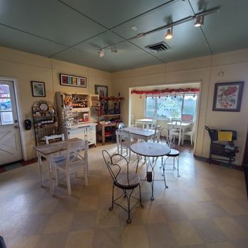 Mom's Pie House - Inside - Bakeries Near Me - Julian, California