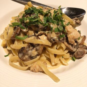 California Pizza Kitchen - Garlic Cream Fettuccine w/chicken and mushrooms - Pizza Near Me - Temecula, California California Pizza Kitchen - Garlic Cream Fettuccine w/chicken and mushrooms - Pizza Near Me - Temecula, California