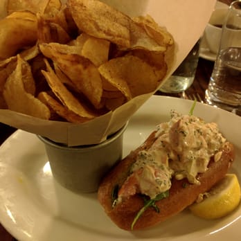 The Smith - Yummy lobster roll with a gigantic serving of chips - New American Near Me - New York, New York The Smith - Yummy lobster roll with a gigantic serving of chips - New American Near Me - New York, New York