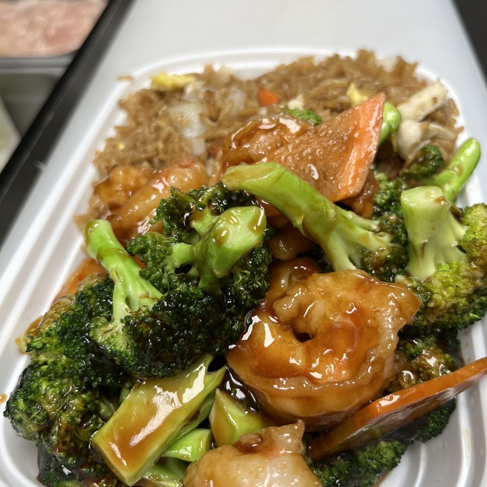 Shrimp with broccoli and fried rice
