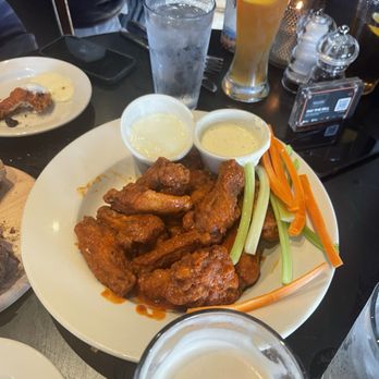 Valley Lodge Restaurant - Chicken Wings - American Near Me - Glenview, Illinois