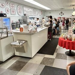 Fosselman's Ice Cream - Crowded on this warm evening.