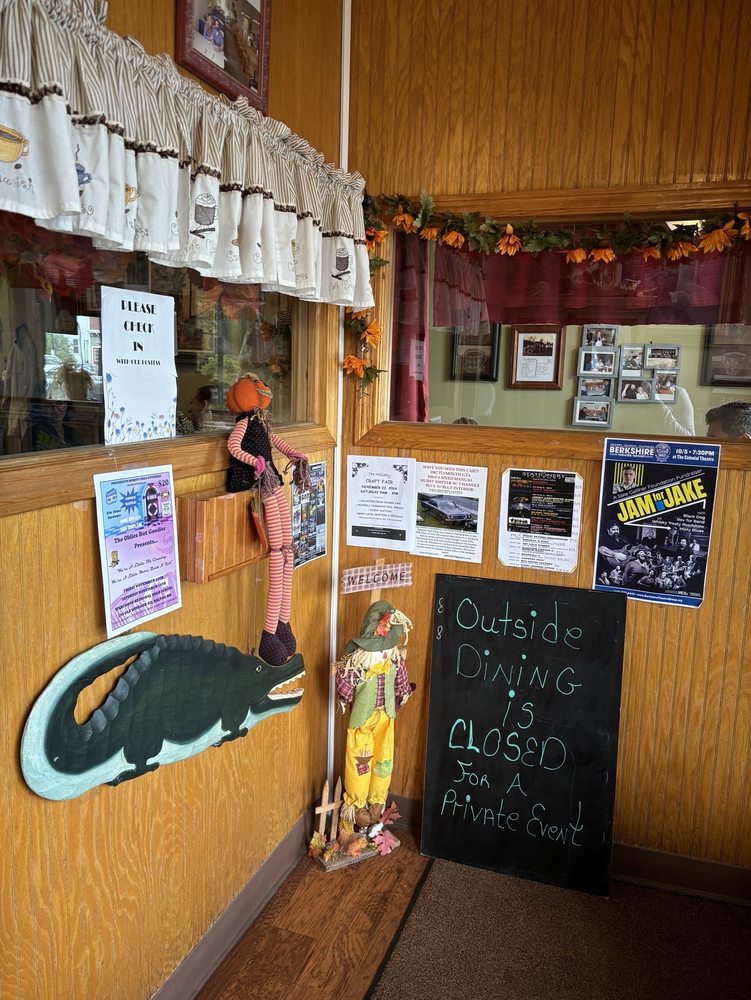 Ozzie's Steak & Eggs Logo