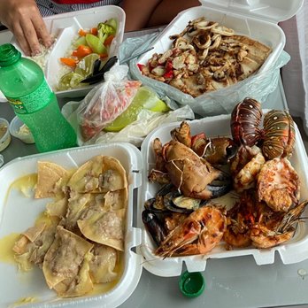 Calypso's - Seafood platter and nachos with cheese and beans. - Seafood Near Me - Cancún, ROO Calypso's - Seafood platter and nachos with cheese and beans. - Seafood Near Me - Cancún, ROO