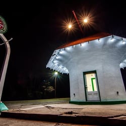 The Historic Roundtop Filling Station - Roundtop at night!