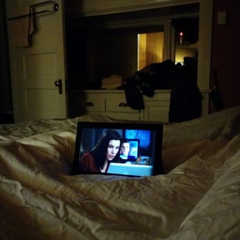 Bluebird Guesthouse - WiFi meant hulu and netflix (the good wife, house of cards respectively). picture in picture in picture in picture... - Guest Houses Near Me - Portland, Oregon Bluebird Guesthouse - WiFi meant hulu and netflix (the good wife, house of cards respectively). picture in picture in picture in picture... - Guest Houses Near Me - Portland, Oregon