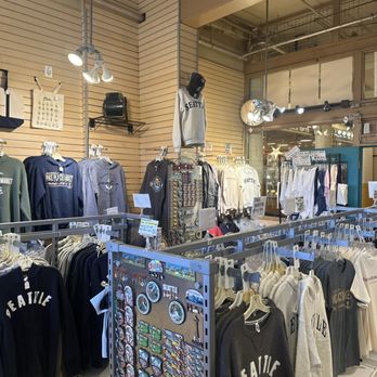Pike Place Gifts - sweatshirts, magnets - Flowers & Gifts Near Me - Seattle, Washington Pike Place Gifts - sweatshirts, magnets - Flowers & Gifts Near Me - Seattle, Washington
