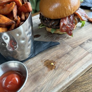 GRANVILLE - Burger - New American Near Me - Studio City, California GRANVILLE - Burger - New American Near Me - Studio City, California