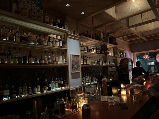 Izzy’s Cocktail Bar by null