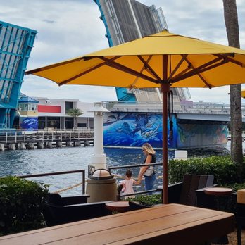 Houston's Restaurant - View from the outdoor seating area - American Near Me - Pompano Beach, Florida