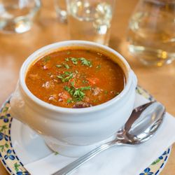 Kellerwald-Hofkäserei - Gulaschsuppe mit Brot (große Portion 7€)