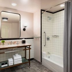 The Candler Hotel Atlanta, Curio Collection by Hilton - Guest room bath