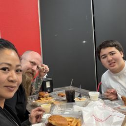 Eatting at Fontana's popular spicy chicken spots Eatting at Fontana's popular spicy chicken spots