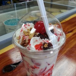 Frutimania - Fresas con crema. Sweet strawberries with cream; topped with coconut flakes and a cherry.