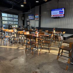 Lug Nutz Bar And Grill - Interior