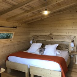 Les Cabanes dans les Bois - Les lits des cabanes dans les bois sont en  180 x 200