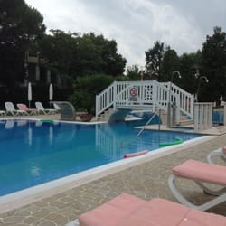 Ermitage Bel Air - Piscina termale all'aperto : grande è dotata di  10 postazioni condirò massaggio a chiamata. Quando piove c'è la piscina coperta