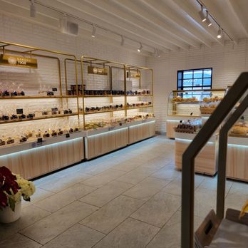 Bakery 1908 - Pretty displays of buns, breads and pastries. - Bakeries Near Me - Orlando, Florida