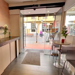 Oh La La - Nuestra entrada con mesas altas y barra para un café rápido, el aperitivo, pinchos, etc...