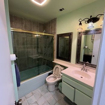 Gam And Asociates Cleaning - Clean bathroom! so grateful, GAM washed the walls and everything! - Carpet Cleaning Near Me Gam And Asociates Cleaning - Clean bathroom! so grateful, GAM washed the walls and everything! - Carpet Cleaning Near Me